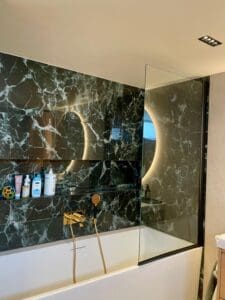 Dusjnisje med marmorflis og gullarmatur – baderomsrenovering Harald Bothners veg Trondheim