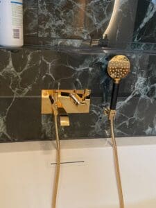 Gulldusj med marmorflis – baderomsrenovering Harald Bothners veg Trondheim