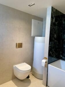 Vegghengt toalett og flislagt bad – baderomsrenovering Harald Bothners veg Trondheim