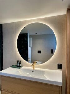 Servant med rundt LED-speil og gullkran – baderomsrenovering Harald Bothners veg Trondheim