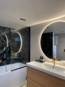 Rundt speil med LED og servant – baderomsrenovering Harald Bothners veg Trondheim