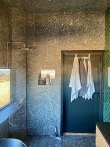 Dusjsone med terrazzo-flis og kobberfarget regndusj – baderomsrenovering Naustmarka, Malvik